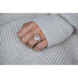 Bague de fiançailles en moissanite coussinée de 4,0 ct avec halo et pavé