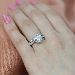 Bague de fiançailles halo en moissanite taille coussin 1,0 ct 