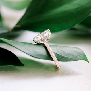 Anillo de compromiso con pavé de diamantes y moissanita radiante engastado en forma de catedral de 2,0 quilates en oro blanco de 14 quilates