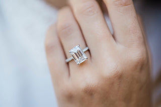 Bague de fiançailles solitaire en émeraude de 4,30 ct avec halo caché et moissanite pavée