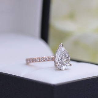 Bague de fiançailles en forme de poire avec halo caché en moissanite et diamants pavés de 2,25 ct