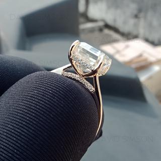 Anillo de compromiso con halo oculto de moissanita y diamante de talla esmeralda de 3,50 quilates