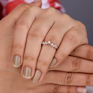 Alliance de mariage en zigzag avec diamants en moissanite à coupe ronde pour femme 