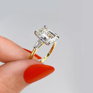 Bague de fiançailles à trois pierres en moissanite en forme d'émeraude de 1,91 ct