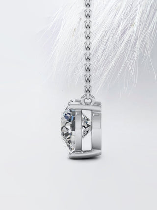 Collier Colleen avec diamant solitaire en moissanite à taille ronde pour elle