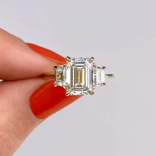 Bague de fiançailles à trois pierres en moissanite taille émeraude de 1,91 ct