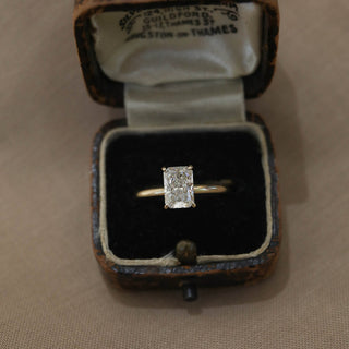 Anillo de compromiso solitario con diamante de moissanita de cuatro puntas y radiante de 1,70 ct