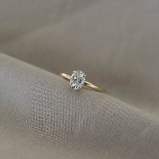 Bague de fiançailles avec solitaire en diamant et moissanite ovale serti cathédrale de 1,2 ct