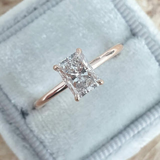 Bague de fiançailles avec halo caché en moissanite de forme radiante de 1,04 ct