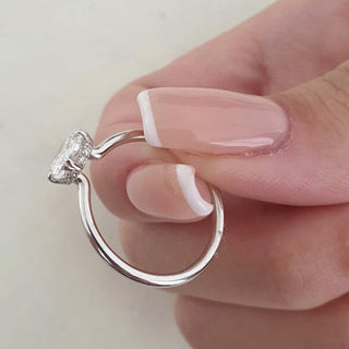 Anillo de compromiso con halo oculto de moissanita de forma ovalada de 1,33 quilates