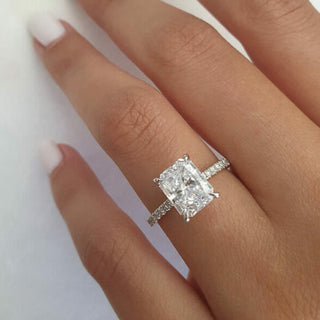 Bague de fiançailles avec halo caché en moissanite de forme radiante de 2,1 ct