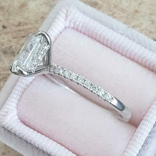 Bague de fiançailles avec halo caché en moissanite de forme radiante de 2,1 ct