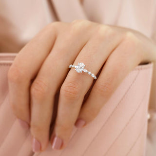 Bague de fiançailles solitaire en moissanite de forme ovale de 0,90 ct avec sertissage pavé