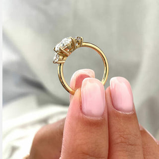 Bague de fiançailles à trois pierres en moissanite de forme ovale de 2,1 ct