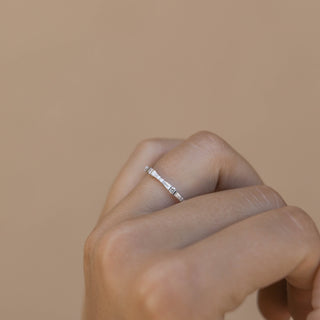 Alliance de mariage alternative en moissanite avec diamants ronds et baguettes de 0,50 TCW