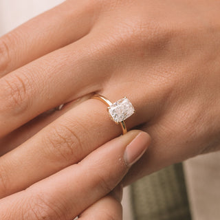 Anillo de compromiso con halo oculto de diamantes de moissanita de talla cojín alargada de 2,50 ct