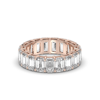 Alliance de mariage style canal avec diamants E-VS1 et émeraude de 6,0 carats