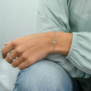 Bracelet en or blanc avec diamants et moissanite à coupe ronde croisée