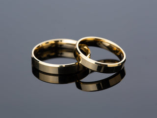 4.0MM Beveled Edge Wedding Band For Women in Solid Gold