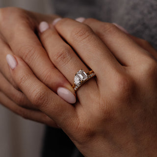 Anillo de compromiso de dos piedras con diamantes EF-VVS de 1,47 TCW con esmeralda y pera