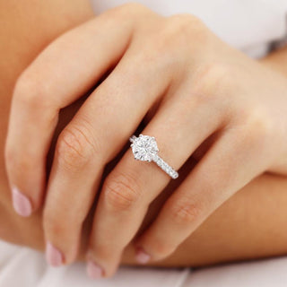 Bague de fiançailles de style pavé avec solitaire en moissanite de forme ronde de 1,90 ct