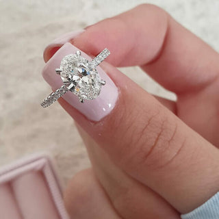 Anillo de compromiso con moissanita engastada en pavé de talla ovalada de 4,0 quilates