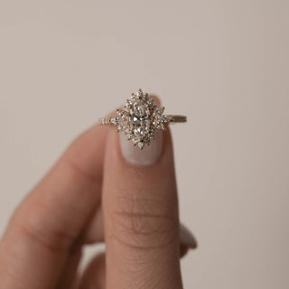 Anillo de compromiso con halo de diamantes y moissanita en racimo marquesa de 1,0 ct