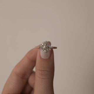 Anillo de compromiso con diamantes de moissanita en racimo marquesa engastado en forma de catedral de 1,0 ct 