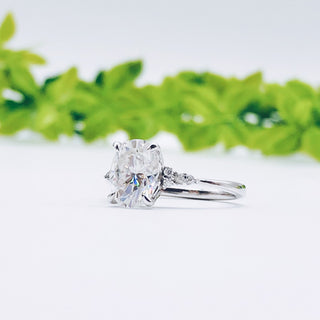 Bague de fiançailles en grappe de moissanite de forme ovale de 1,91 ct