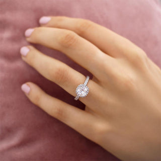 Bague de fiançailles en forme de coussin avec halo pavé en moissanite de 1,30 ct