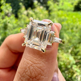 Bague de fiançailles en moissanite à 3 pierres taille émeraude de 5,75 ct