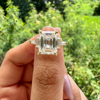 Bague de fiançailles en moissanite à 3 pierres taille émeraude de 5,75 ct