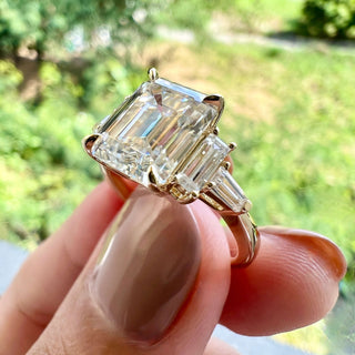 Bague de fiançailles en moissanite à 3 pierres taille émeraude de 5,75 ct