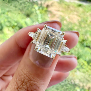 Bague de fiançailles en moissanite à 3 pierres taille émeraude de 5,75 ct