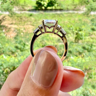 Bague de fiançailles en moissanite à 3 pierres taille émeraude de 5,75 ct