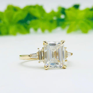 Bague de fiançailles en moissanite à 3 pierres taille émeraude de 5,75 ct