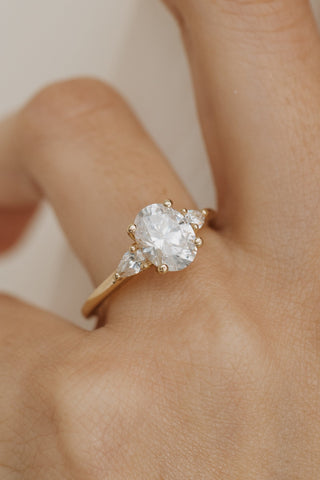 Anillo de compromiso de moissanita de tres piedras estilo ovalado de 1,0 ct