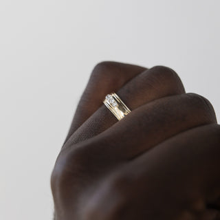 Bague pour homme avec finition polie et sertie de pierres 