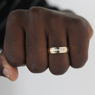 Bague pour homme avec finition polie et sertie de pierres 