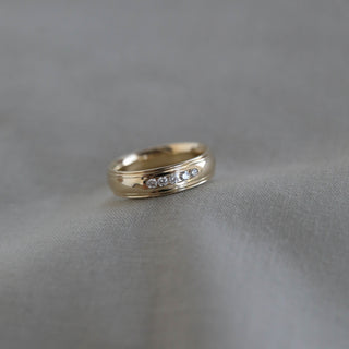 Bague pour homme avec finition polie et sertie de pierres 