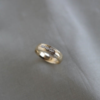 Bague pour homme avec finition polie et sertie de pierres 