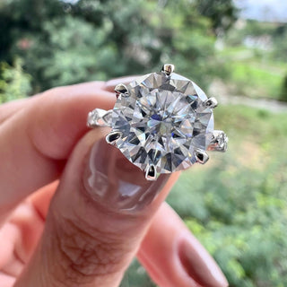 Bague de fiançailles en moissanite pavée à taille ronde de 4,11 ct