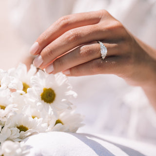 Anillo de compromiso de moissanita en racimo con corte en forma de cojín de 1,25 quilates en oro blanco de 18 quilates