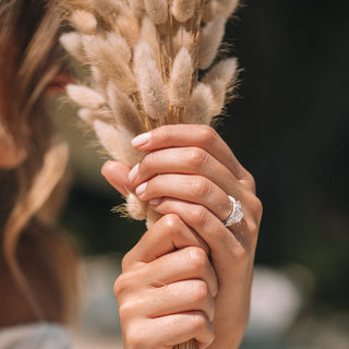 Anillo de compromiso de moissanita en racimo con corte en forma de cojín de 1,25 quilates en oro blanco de 18 quilates