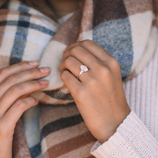 Anillo de compromiso de moissanita de tres piedras de corte ovalado de 2,05 quilates a 4,0 quilates en oro blanco de 14 quilates