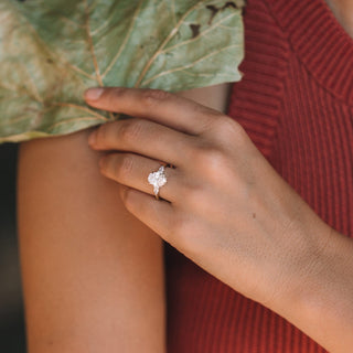 Anillo de compromiso de moissanita de tres piedras de corte ovalado de 2,05 quilates a 4,0 quilates en oro blanco de 14 quilates