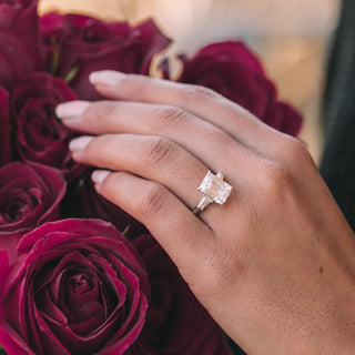 Bague de fiançailles solitaire en or blanc 18 carats avec diamant moissanite à trois pierres taille émeraude de 4,40 ct