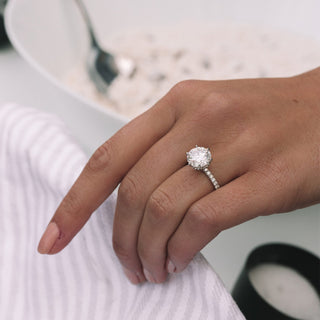 Bague de fiançailles en diamants pavés en moissanite ronde cachée de 3,20 ct pour femme avec six griffes