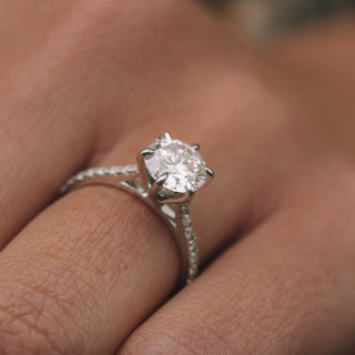 Anillo de compromiso con pavé de diamantes y moissanita redonda engastada en forma de catedral de 1,35 quilates