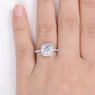 Bague de fiançailles halo en moissanite en forme de coussin de 1,8 ct